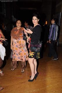 Zareen Khan feet photo thumbnail