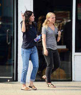 Courteney Cox feet photo thumbnail