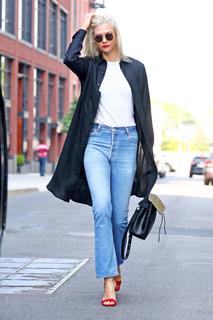Karlie Kloss feet photo thumbnail