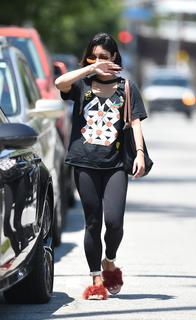 Vanessa Hudgens feet photo thumbnail