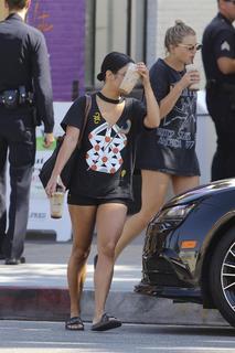 Vanessa Hudgens feet photo thumbnail
