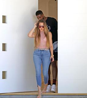 Khloé Kardashian feet photo thumbnail
