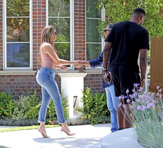 Khloé Kardashian feet photo thumbnail