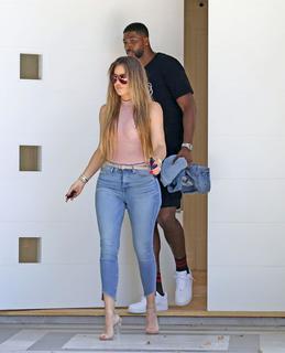 Khloé Kardashian feet photo thumbnail
