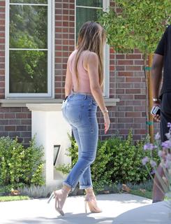 Khloé Kardashian feet photo thumbnail