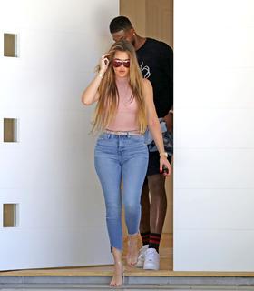 Khloé Kardashian feet photo thumbnail