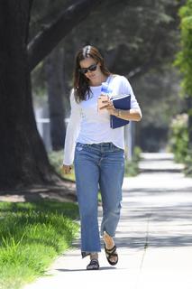 Jennifer Garner feet photo thumbnail