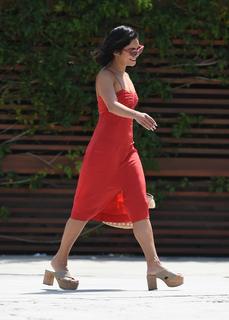 Vanessa Hudgens feet photo thumbnail