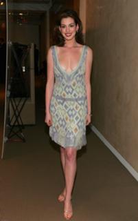 Anne Hathaway feet photo thumbnail