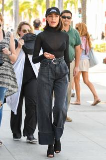 Olivia Culpo feet photo thumbnail