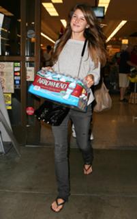 Shenae Grimes-Beech feet photo thumbnail