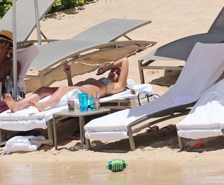 Jessica Alba feet photo thumbnail
