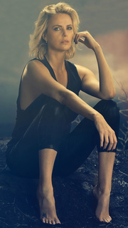 Charlize Theron feet photo thumbnail