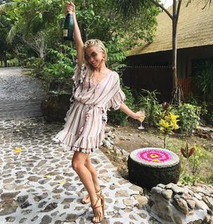 Julianne Hough feet photo thumbnail