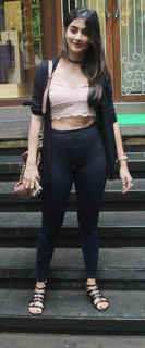 Pooja Hegde feet photo thumbnail