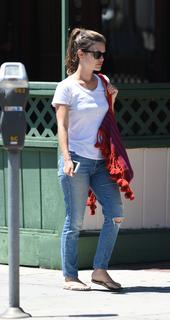 Rachel Bilson feet photo thumbnail