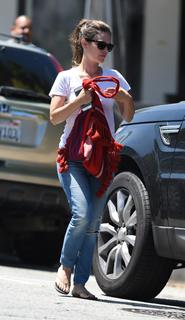 Rachel Bilson feet photo thumbnail
