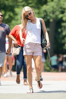 Kelly Ripa feet photo thumbnail