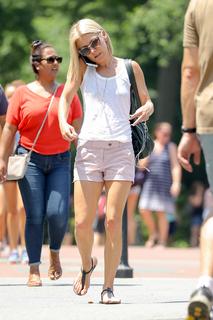 Kelly Ripa feet photo thumbnail