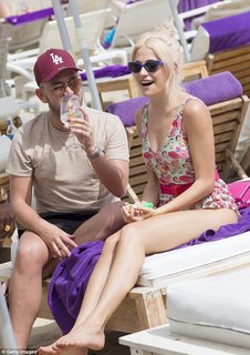 Pixie Lott feet photo thumbnail