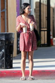 Vanessa Hudgens feet photo thumbnail
