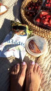 Emily Osment feet photo thumbnail