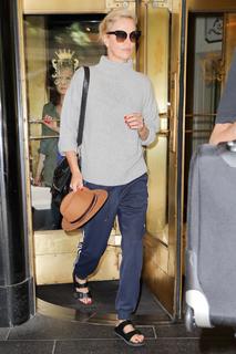 Charlize Theron feet photo thumbnail