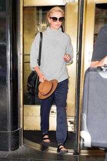 Charlize Theron feet photo thumbnail