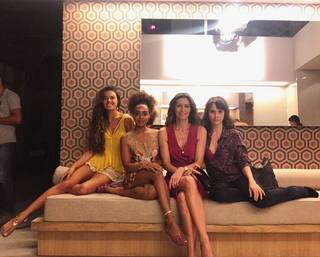 Isis Valverde feet photo thumbnail