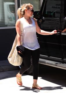 Hilary Duff feet photo thumbnail