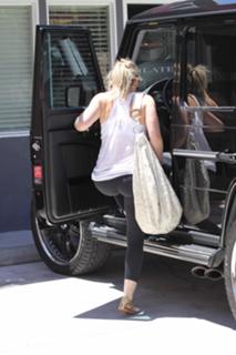 Hilary Duff feet photo thumbnail