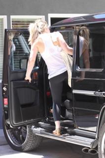 Hilary Duff feet photo thumbnail