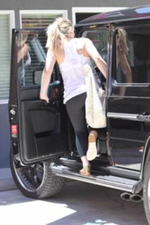 Hilary Duff feet photo thumbnail