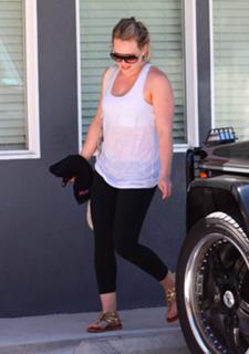Hilary Duff feet photo thumbnail