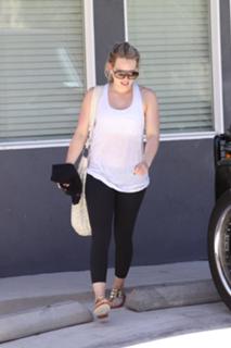 Hilary Duff feet photo thumbnail