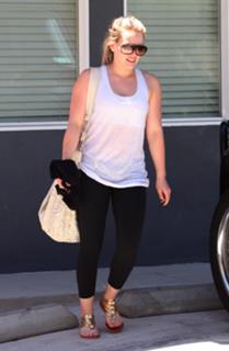 Hilary Duff feet photo thumbnail