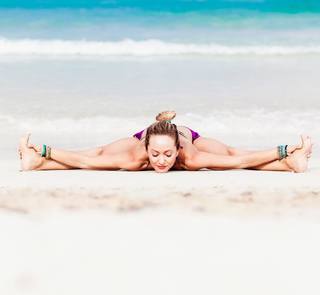 Kino MacGregor feet photo thumbnail