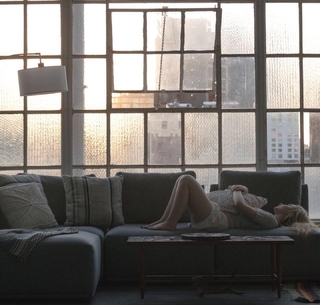 Sabrina Carpenter feet photo thumbnail