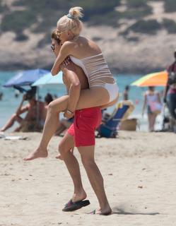 Pixie Lott feet photo thumbnail