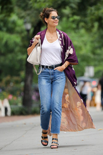 Katie Holmes feet photo thumbnail