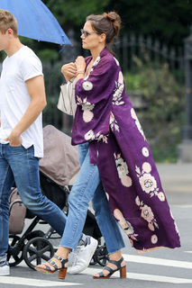 Katie Holmes feet photo thumbnail