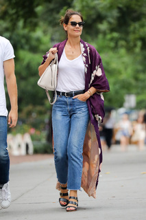 Katie Holmes feet photo thumbnail