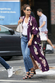 Katie Holmes feet photo thumbnail