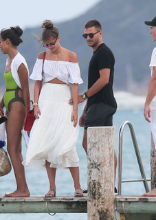 Taylor Hill feet photo thumbnail
