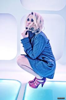 Emily Osment feet photo thumbnail