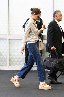Katie Holmes feet photo thumbnail