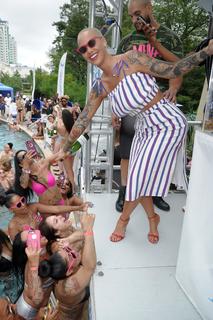 Amber Rose feet photo thumbnail