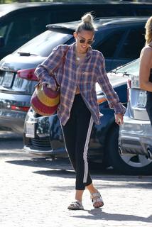 Miley Cyrus feet photo thumbnail