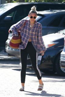 Miley Cyrus feet photo thumbnail