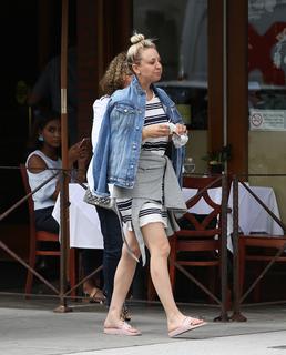 Kaley Cuoco feet photo thumbnail